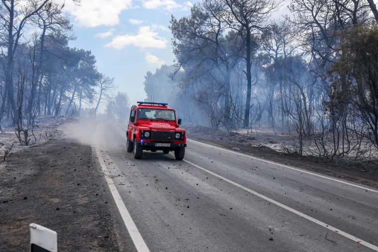 Hrabri Puljani srčano se bore da ugase požare koji bjesne na vi&scaron;e mjesta u gradu