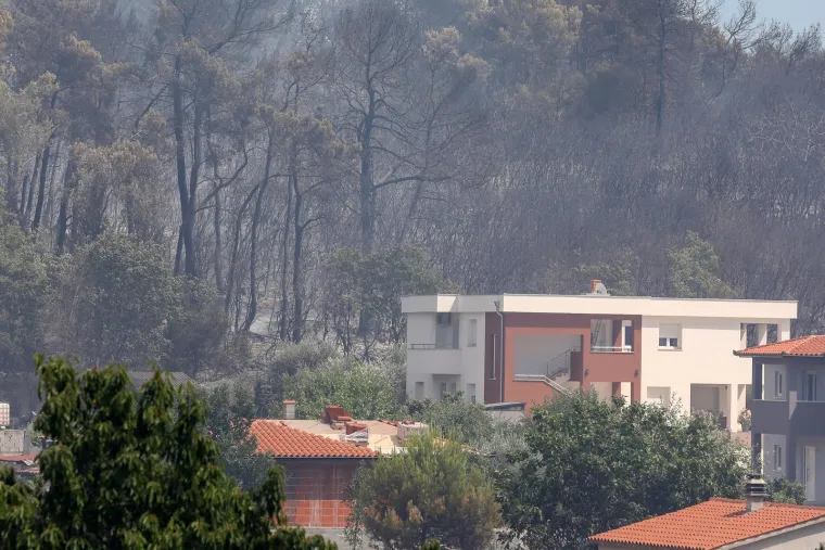 Hrabri Puljani srčano se bore da ugase požare koji bjesne na vi&scaron;e mjesta u gradu