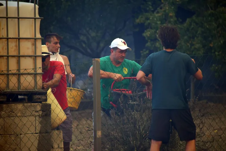 Hrabri Puljani srčano se bore da ugase požare koji bjesne na vi&scaron;e mjesta u gradu