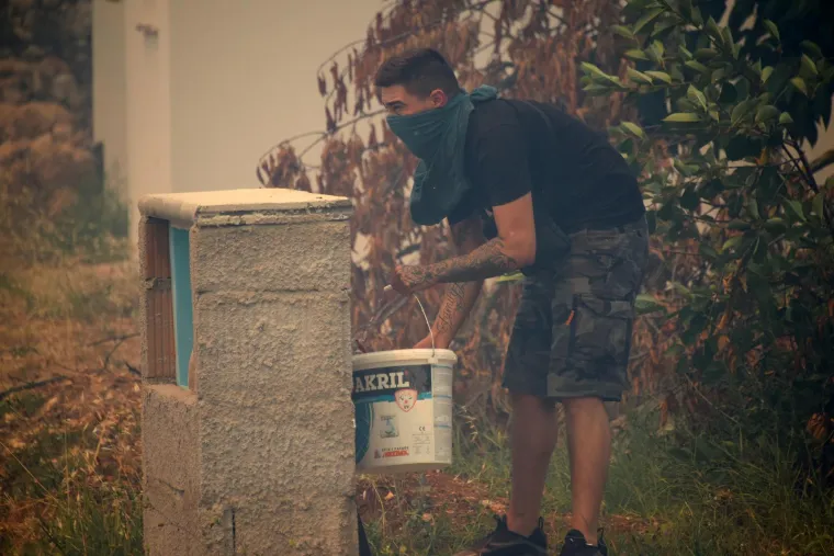 Hrabri Puljani srčano se bore da ugase požare koji bjesne na vi&scaron;e mjesta u gradu