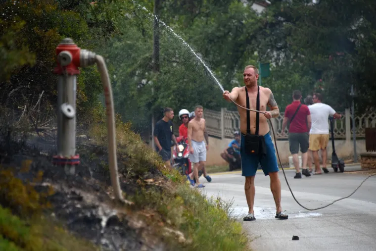 Hrabri Puljani srčano se bore da ugase požare koji bjesne na vi&scaron;e mjesta u gradu