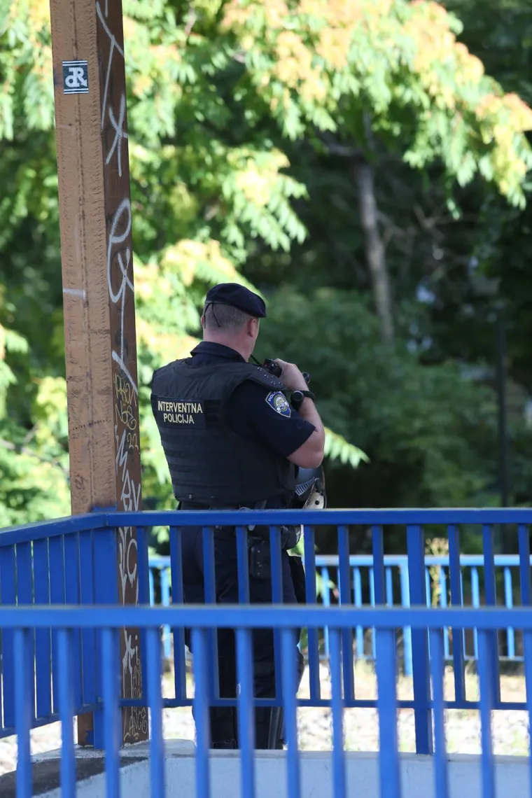 Opsadno stanje prije Superkupa na pustim ulicama Zagreba; Zračne snage nadziru epicentar događaja, interventne kao u priči