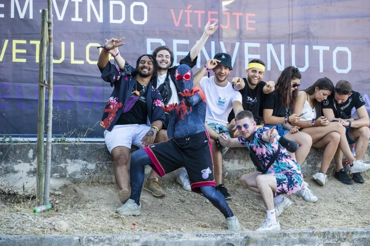 Počela je druga noć Ultre, pogledajte kakve scene obilaze svijet: Stigli su i svećenici...