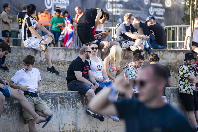 Počela je druga noć Ultre, pogledajte kakve scene obilaze svijet: Stigli su i svećenici...