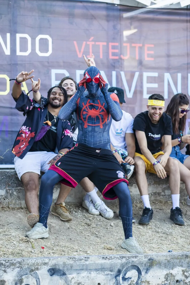 Počela je druga noć Ultre, pogledajte kakve scene obilaze svijet: Stigli su i svećenici...