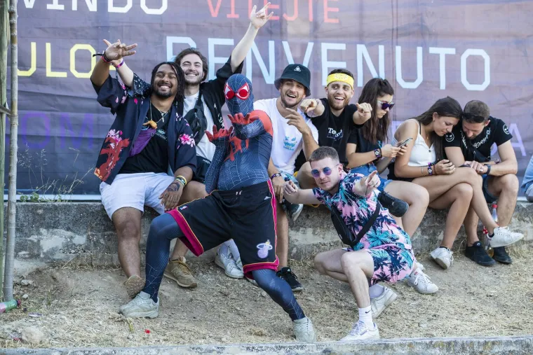 Počela je druga noć Ultre, pogledajte kakve scene obilaze svijet: Stigli su i svećenici...