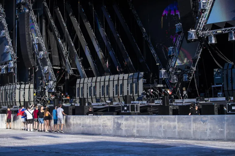 Počela je druga noć Ultre, pogledajte kakve scene obilaze svijet: Stigli su i svećenici...