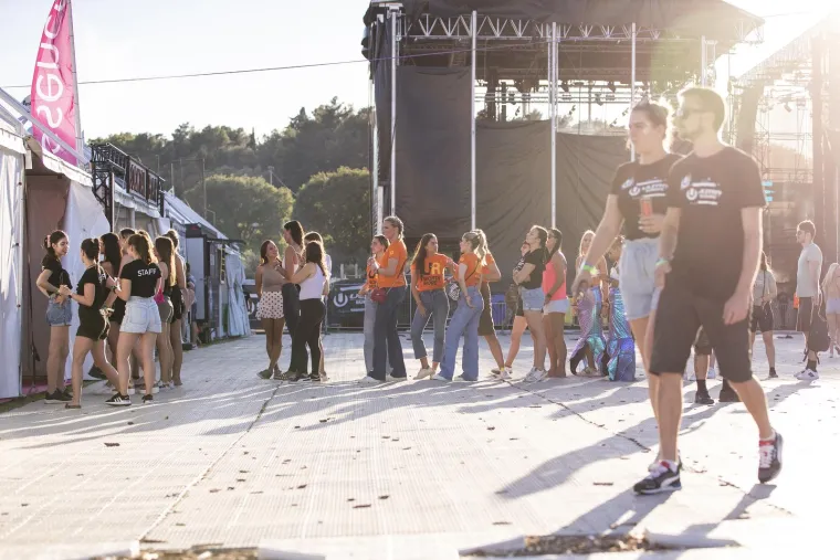 Počela je druga noć Ultre, pogledajte kakve scene obilaze svijet: Stigli su i svećenici...