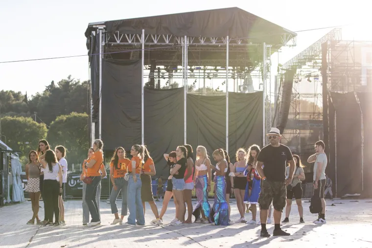 Počela je druga noć Ultre, pogledajte kakve scene obilaze svijet: Stigli su i svećenici...