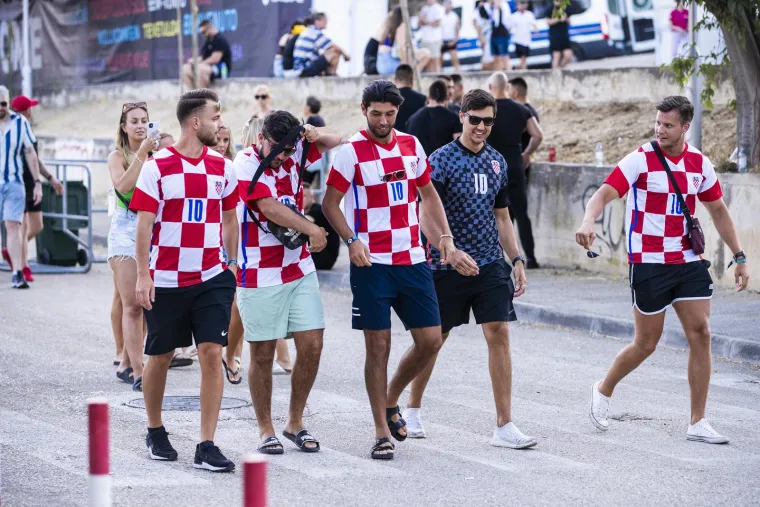 Počela je druga noć Ultre, pogledajte kakve scene obilaze svijet: Stigli su i svećenici...