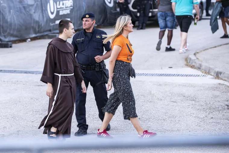 Počela je druga noć Ultre, pogledajte kakve scene obilaze svijet: Stigli su i svećenici...