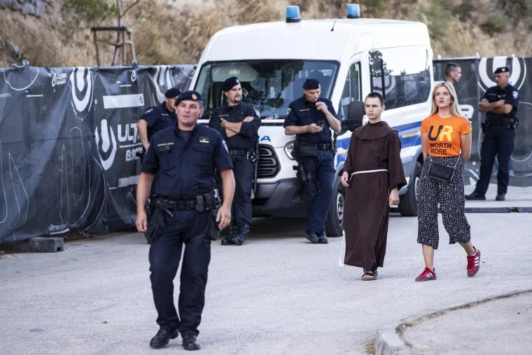 Počela je druga noć Ultre, pogledajte kakve scene obilaze svijet: Stigli su i svećenici...