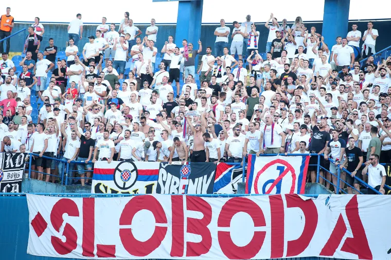 Bad Blue Boysi i Torcida pokazali svoje transparente na Maksimiru: 'Sloboda navijačima!'