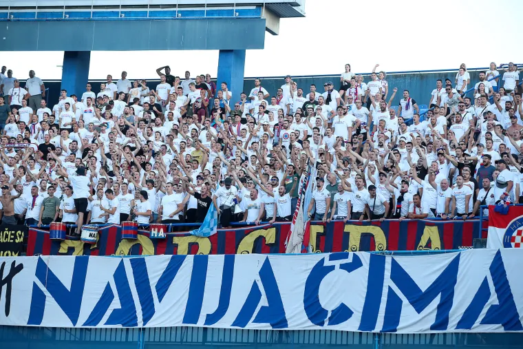 Bad Blue Boysi i Torcida pokazali svoje transparente na Maksimiru: 'Sloboda navijačima!'