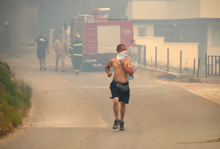 Pulu je od ognja branilo 80 vatrogasaca, 30 vozila, 3 kanadera i hrabri građani opremljeni... pogledajte čime