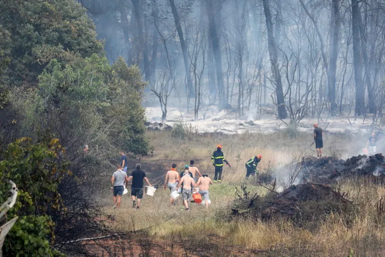 Pulu je od ognja branilo 80 vatrogasaca, 30 vozila, 3 kanadera i hrabri građani opremljeni... pogledajte čime