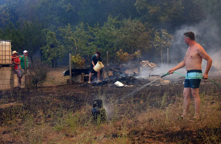 Pulu je od ognja branilo 80 vatrogasaca, 30 vozila, 3 kanadera i hrabri građani opremljeni... pogledajte čime