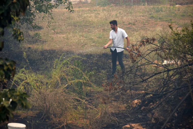 Pulu je od ognja branilo 80 vatrogasaca, 30 vozila, 3 kanadera i hrabri građani opremljeni... pogledajte čime