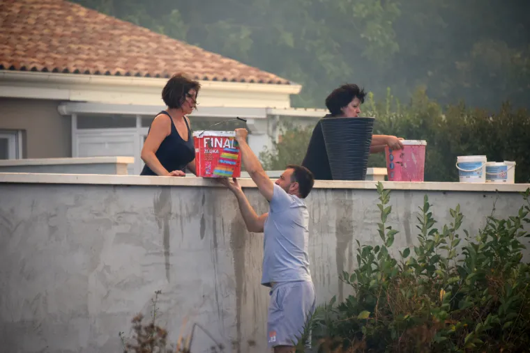 Pulu je od ognja branilo 80 vatrogasaca, 30 vozila, 3 kanadera i hrabri građani opremljeni... pogledajte čime