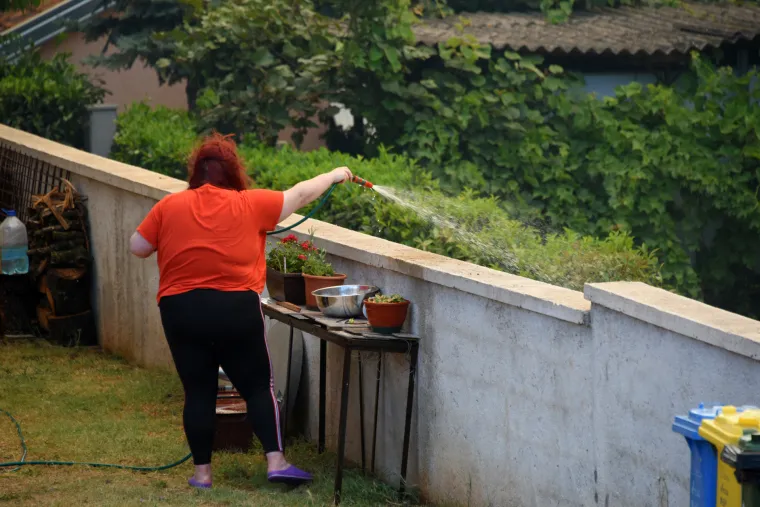 Pulu je od ognja branilo 80 vatrogasaca, 30 vozila, 3 kanadera i hrabri građani opremljeni... pogledajte čime