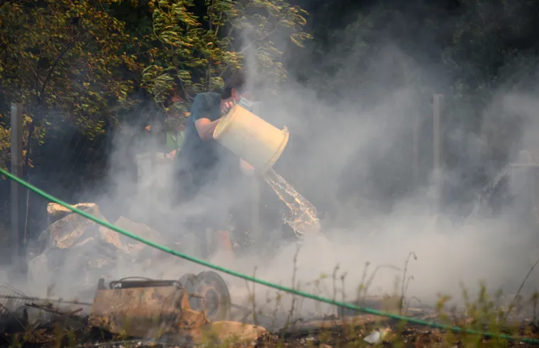 Pulu je od ognja branilo 80 vatrogasaca, 30 vozila, 3 kanadera i hrabri građani opremljeni... pogledajte čime