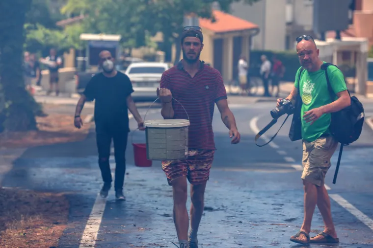 Pulu je od ognja branilo 80 vatrogasaca, 30 vozila, 3 kanadera i hrabri građani opremljeni... pogledajte čime