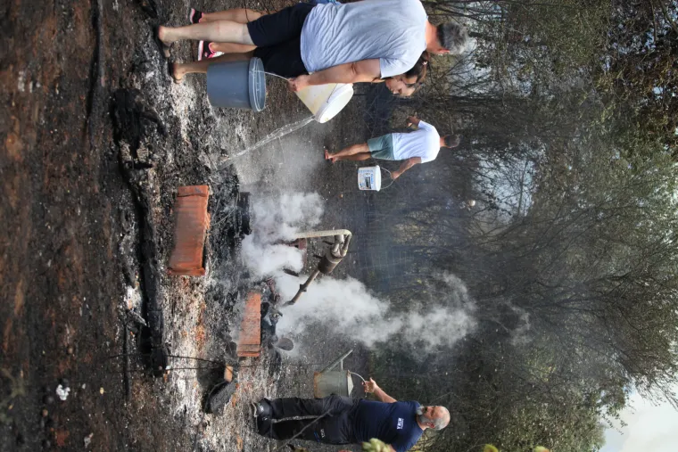Pulu je od ognja branilo 80 vatrogasaca, 30 vozila, 3 kanadera i hrabri građani opremljeni... pogledajte čime
