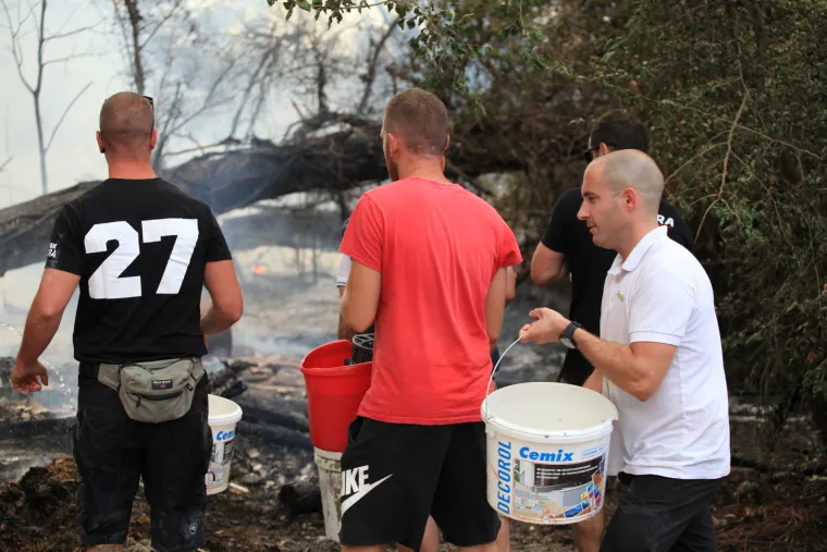 Pulu je od ognja branilo 80 vatrogasaca, 30 vozila, 3 kanadera i hrabri građani opremljeni... pogledajte čime