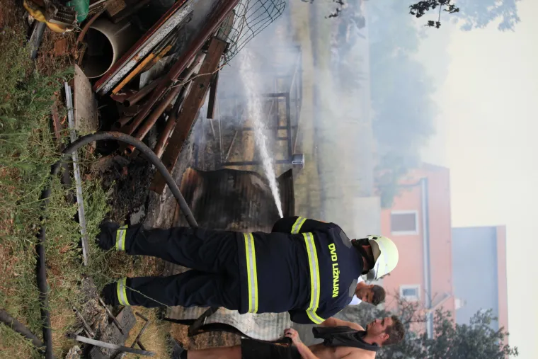 Pulu je od ognja branilo 80 vatrogasaca, 30 vozila, 3 kanadera i hrabri građani opremljeni... pogledajte čime