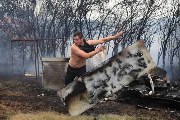 Pulu je od ognja branilo 80 vatrogasaca, 30 vozila, 3 kanadera i hrabri građani opremljeni... pogledajte čime