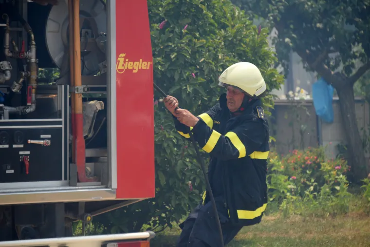 Pulu je od ognja branilo 80 vatrogasaca, 30 vozila, 3 kanadera i hrabri građani opremljeni... pogledajte čime