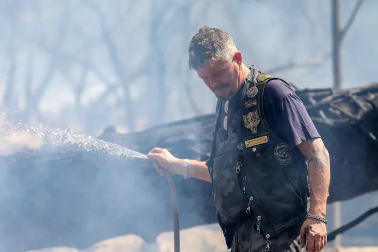 Pulu je od ognja branilo 80 vatrogasaca, 30 vozila, 3 kanadera i hrabri građani opremljeni... pogledajte čime