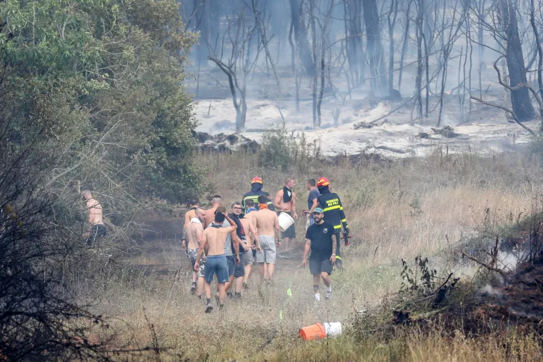 Pulu je od ognja branilo 80 vatrogasaca, 30 vozila, 3 kanadera i hrabri građani opremljeni... pogledajte čime