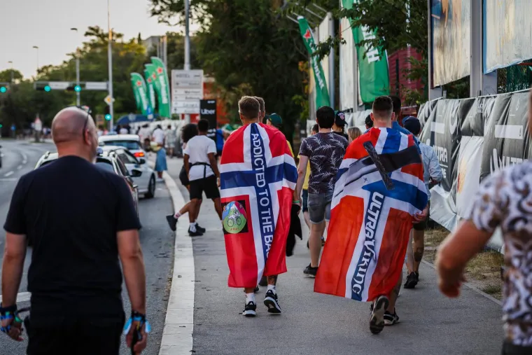 Mladež u Splitu se sinoć propisno raspojasala, pogledajte ove scene: Nikakvo čudo da su se pojavili i svećenici