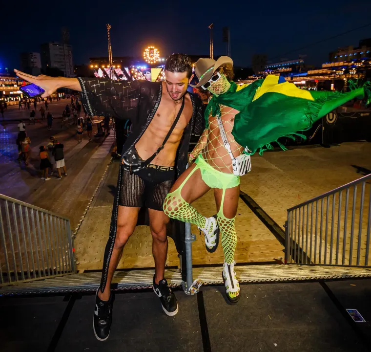 Mladež u Splitu se sinoć propisno raspojasala, pogledajte ove scene: Nikakvo čudo da su se pojavili i svećenici