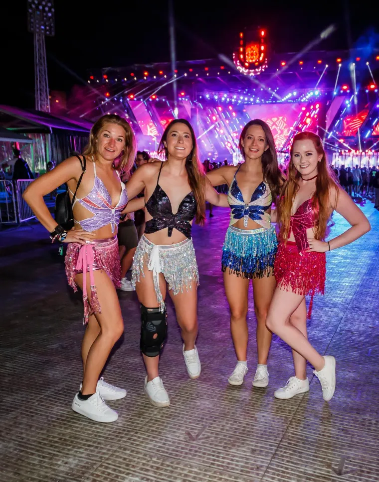 Mladež u Splitu se sinoć propisno raspojasala, pogledajte ove scene: Nikakvo čudo da su se pojavili i svećenici