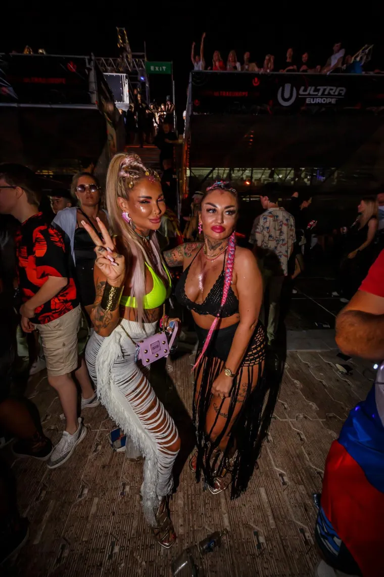 Mladež u Splitu se sinoć propisno raspojasala, pogledajte ove scene: Nikakvo čudo da su se pojavili i svećenici