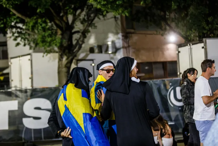 Mladež u Splitu se sinoć propisno raspojasala, pogledajte ove scene: Nikakvo čudo da su se pojavili i svećenici