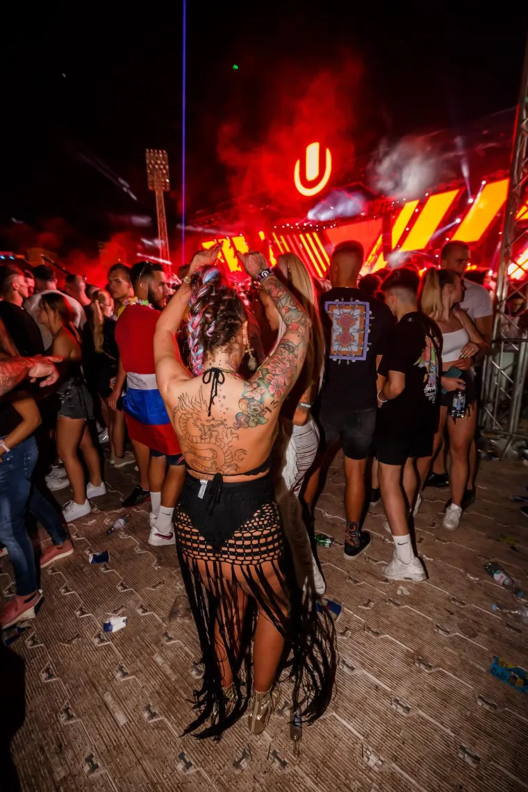 Mladež u Splitu se sinoć propisno raspojasala, pogledajte ove scene: Nikakvo čudo da su se pojavili i svećenici