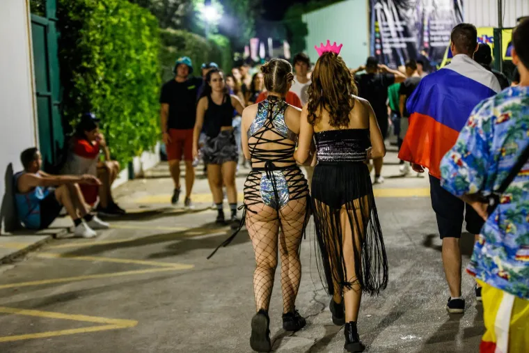 Mladež u Splitu se sinoć propisno raspojasala, pogledajte ove scene: Nikakvo čudo da su se pojavili i svećenici