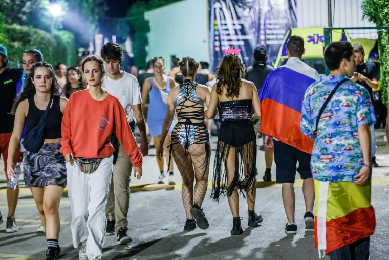 Mladež u Splitu se sinoć propisno raspojasala, pogledajte ove scene: Nikakvo čudo da su se pojavili i svećenici