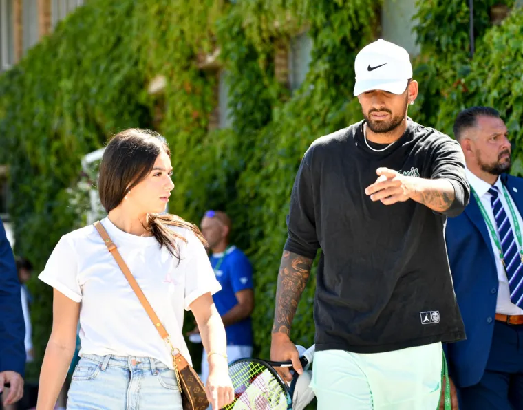 Pogledajte što su Kyrgios i njegova zanosna djevojka radili nasred terena u Wimbledonu: Svi su živi buljili u njih