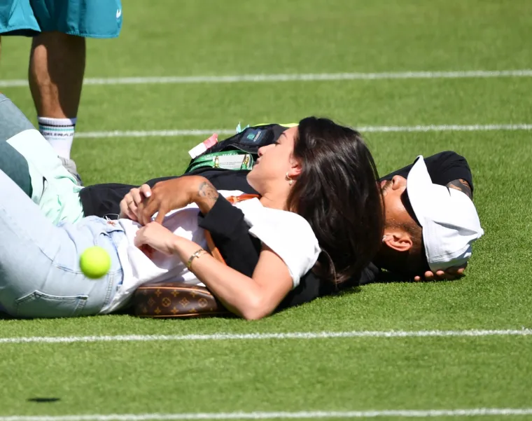 Pogledajte što su Kyrgios i njegova zanosna djevojka radili nasred terena u Wimbledonu: Svi su živi buljili u njih