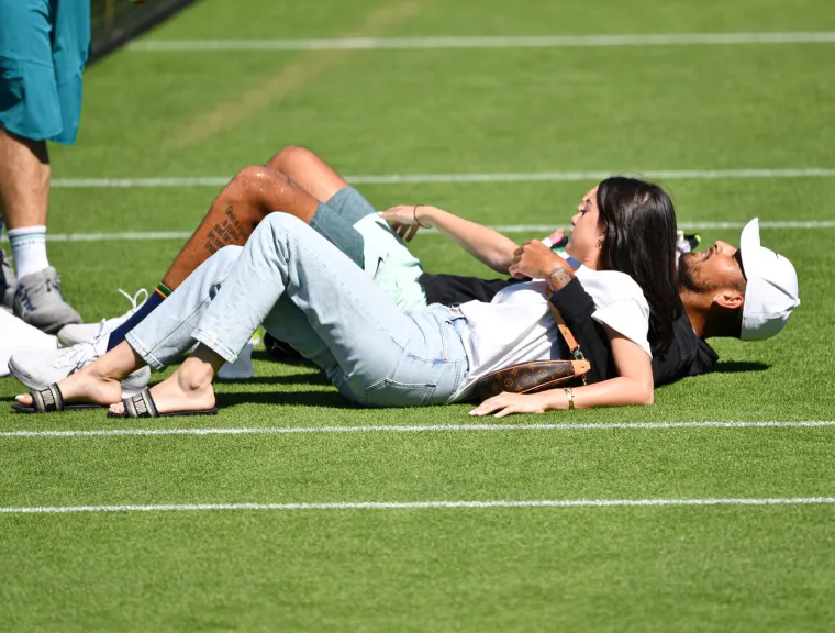 Pogledajte što su Kyrgios i njegova zanosna djevojka radili nasred terena u Wimbledonu: Svi su živi buljili u njih