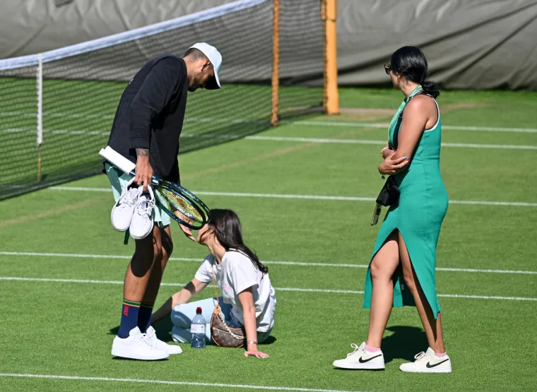 Pogledajte što su Kyrgios i njegova zanosna djevojka radili nasred terena u Wimbledonu: Svi su živi buljili u njih