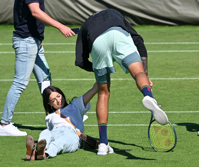 Pogledajte što su Kyrgios i njegova zanosna djevojka radili nasred terena u Wimbledonu: Svi su živi buljili u njih