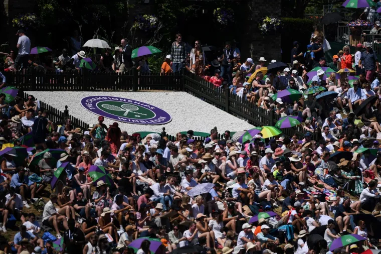 Nema koga nema na finalu Wimbledona: No, jedna crnka zasjenila je sve slavne na tribinama, pa čak i kraljevsku obitelj