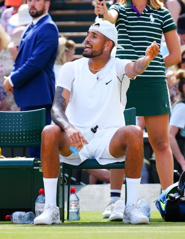 Nick Kyrgios poludio: Prvo poput manijaka urlao na suca, pa onda na oca; 'Osjetim do ovdje da je pijana, popila je valjda 700 pića'