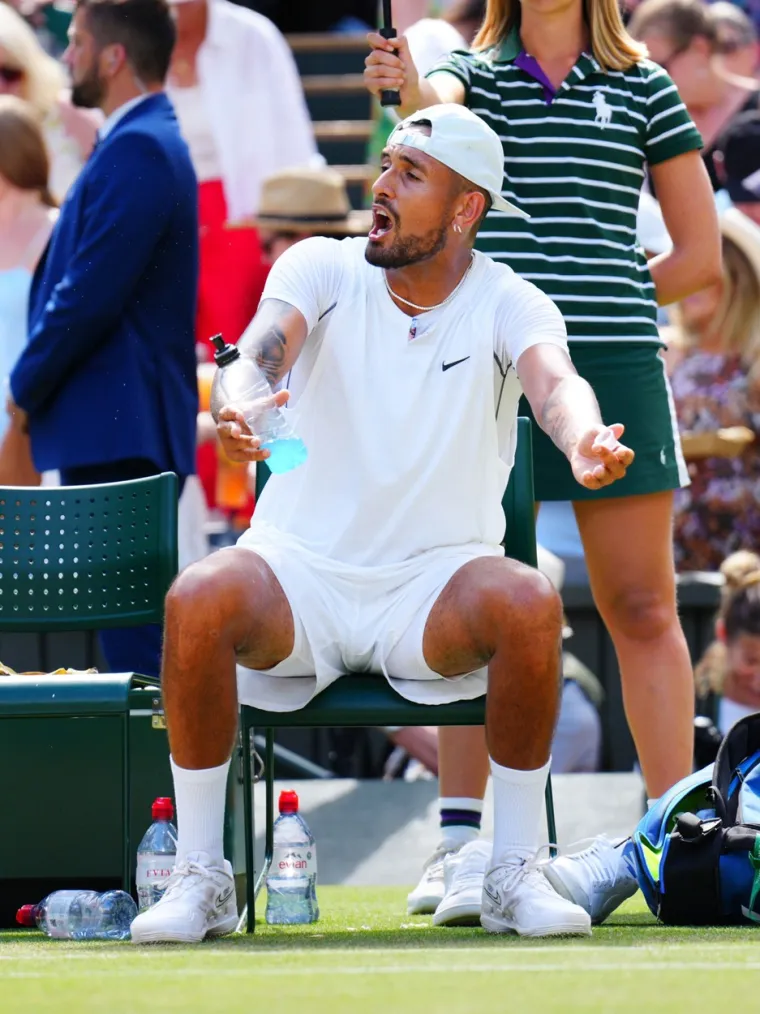 Nick Kyrgios poludio: Prvo poput manijaka urlao na suca, pa onda na oca; 'Osjetim do ovdje da je pijana, popila je valjda 700 pića'