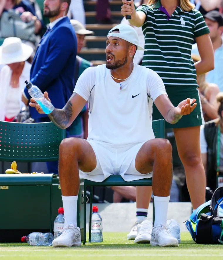 Nick Kyrgios poludio: Prvo poput manijaka urlao na suca, pa onda na oca; 'Osjetim do ovdje da je pijana, popila je valjda 700 pića'